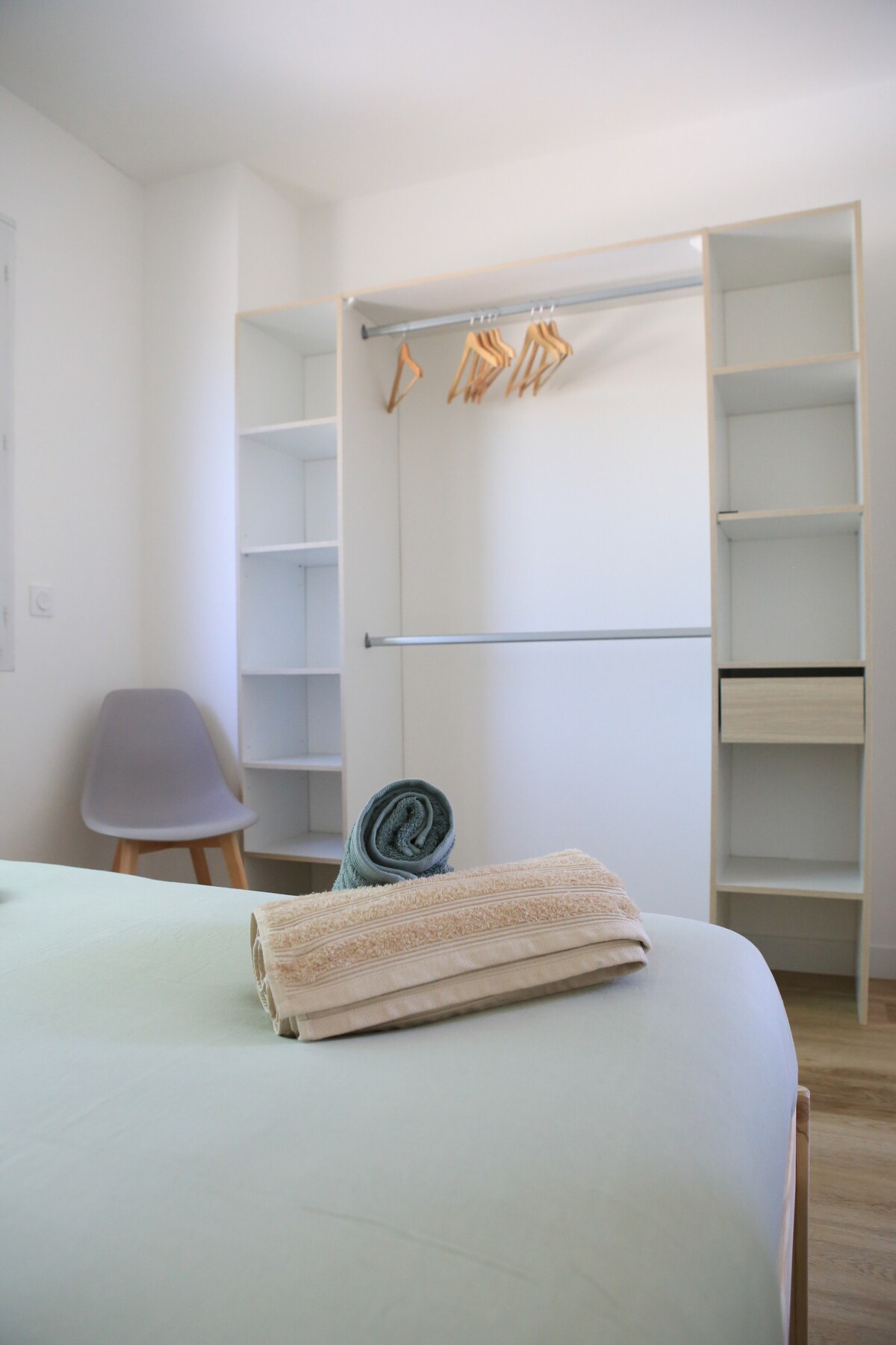 Soba opremljena velikom garderobom 