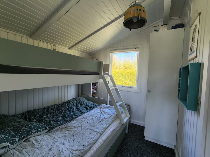 Dhomë gjumi me krevat marinari familjar.