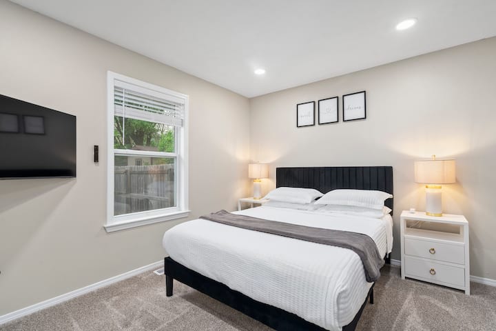 Disfruta de una noche de sueño tranquilo en esta acogedora habitación con una acogedora cama tamaño queen, una decoración moderna y elegante y un televisor montado para un entretenimiento fácil. La alfombra suave y la cálida iluminación crean un ambiente relajante