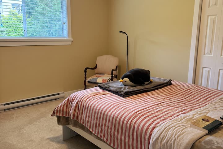 Dormitorio 1 con una cama tamaño queen.