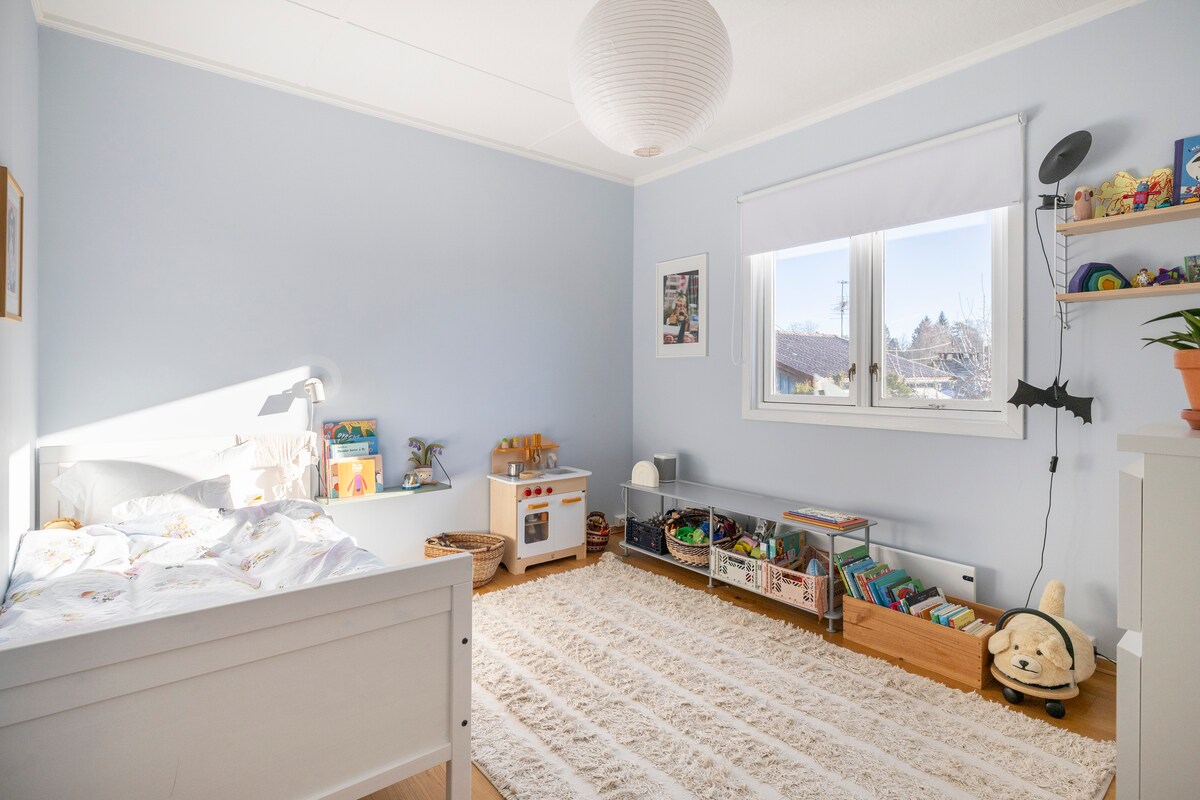 Detská izba s množstvom hračiek a kníh!