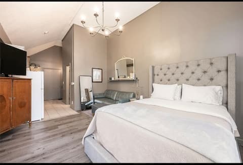Popular Airbnb listing: Sapphire Suite: Clean, Comfortable, Convenient. in Cashiers