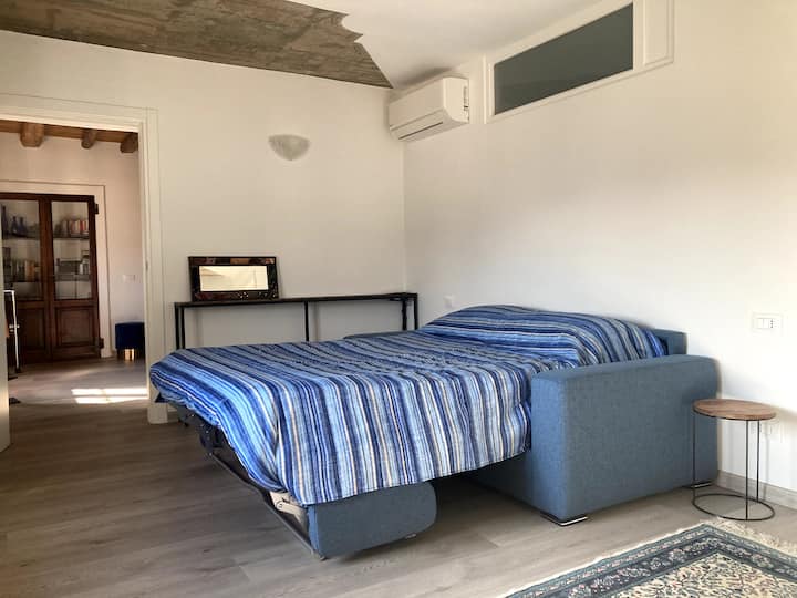 ห้องพักกว้างขวางและอบอุ่น มีเตียงโซฟาพร้อมที่นอนแบบฝรั่งเศสที่นุ่มสบาย 