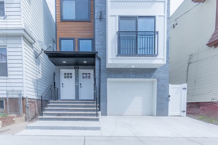 Chiq w/ 2 King Beds, EWR 15 min, Sleep 7, 20% OFF gallery image 3