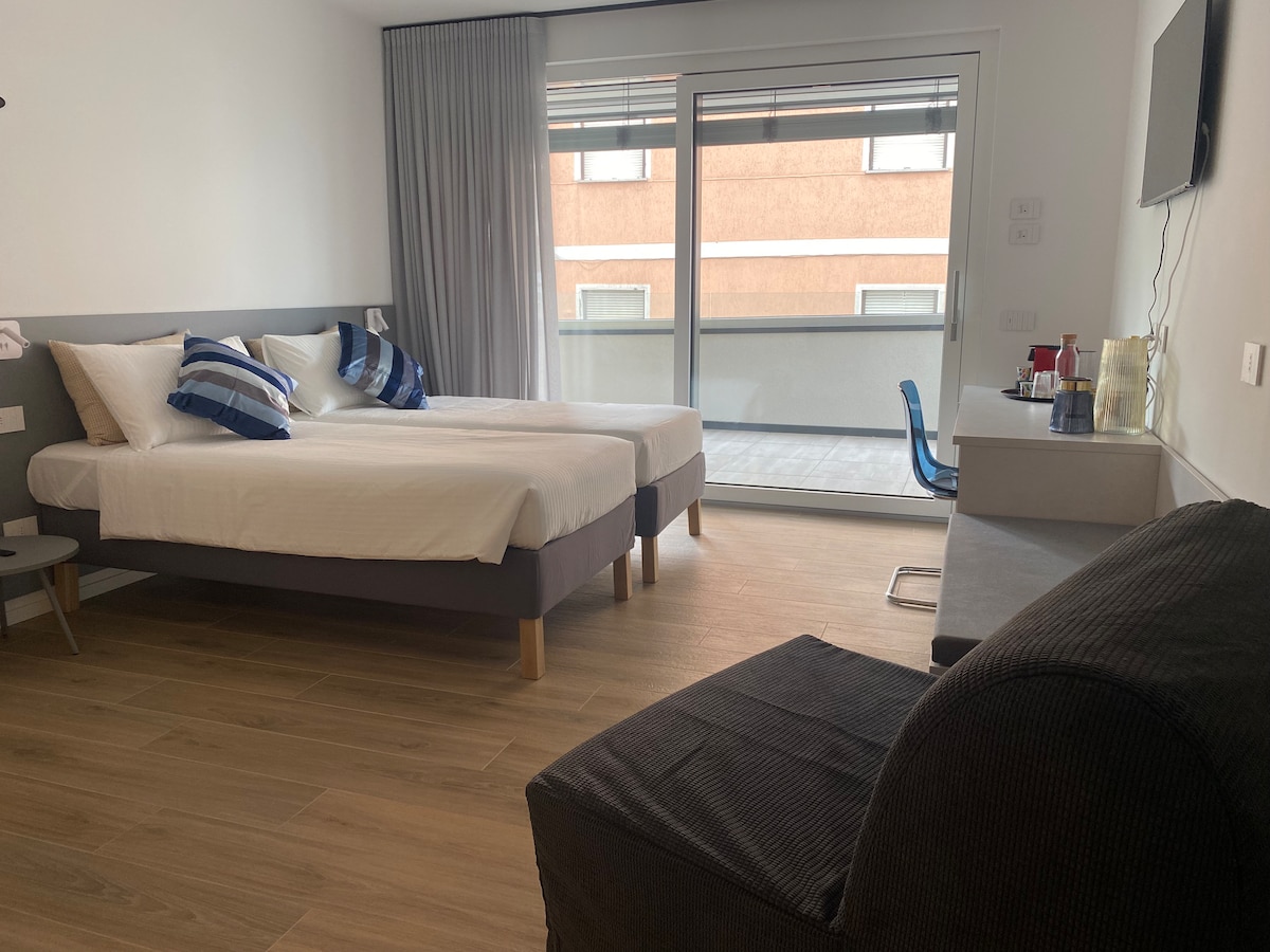 Chumba kizuri sana ambacho kinaweza kulala watu wazima wawili na mtoto. Una kila kitu unachohitaji ili kuanza siku yako. Espresso, croissant na jam. Chumba hiki kina sehemu nyingi sana ambazo hutahisi kuwa nyembamba na roshani nzuri inaenea hadi kwenye maisha ya nje.