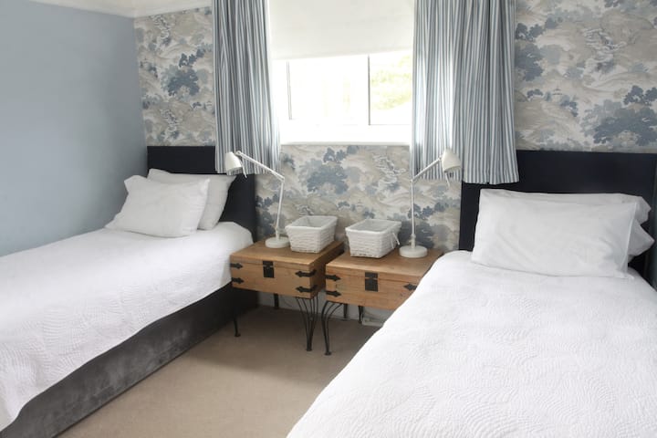 Habitación doble que se puede convertir en un arreglo súper king. 