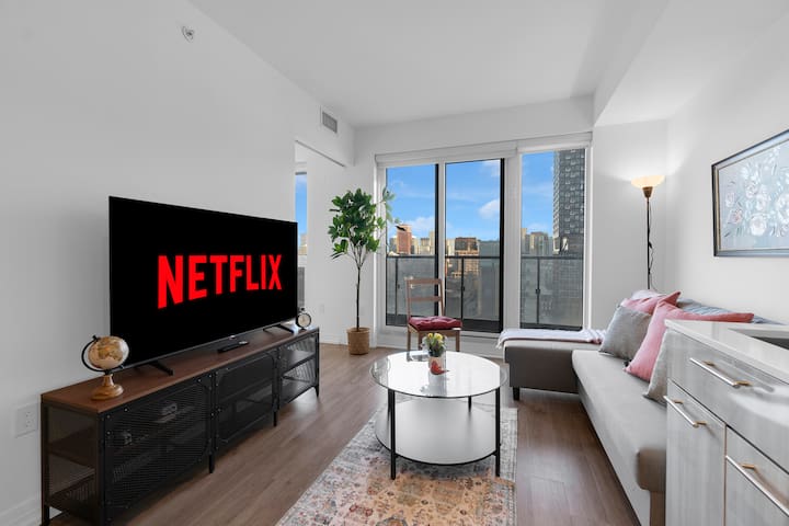 Heart of Downtown – 2BR – Near Dundas Square