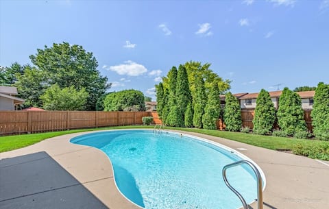 Hot tub. Heated Pool. In town location.