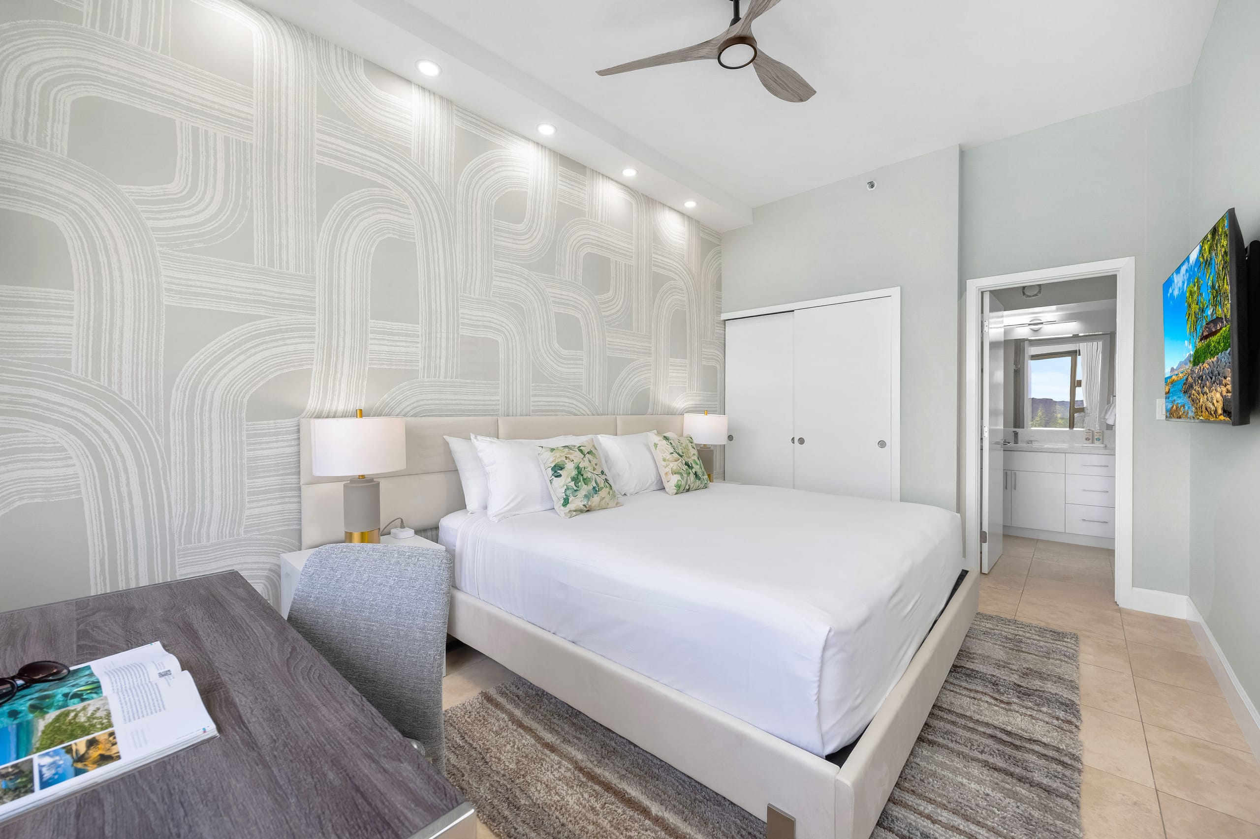 Condo in Honolulu · ★4.9 · 1 bedroom · 2 beds · 1 private bath - Image 27