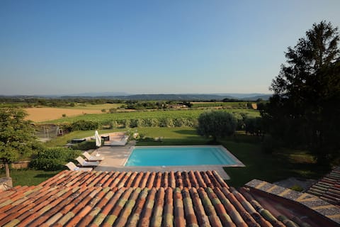 Provençal house with mountain view and pool