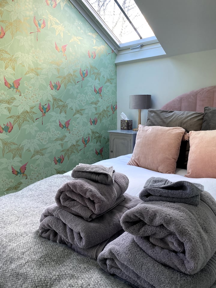 Dhoma e dytë e gjumit me krevat dopio prej kadifeje të bukur dhe të verbër