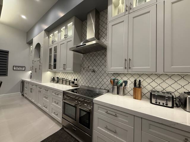 New Listing – Early Bird Deal 5BD/4BA Upscale Home gallery image 4