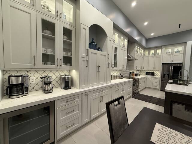 New Listing – Early Bird Deal 5BD/4BA Upscale Home gallery image 3