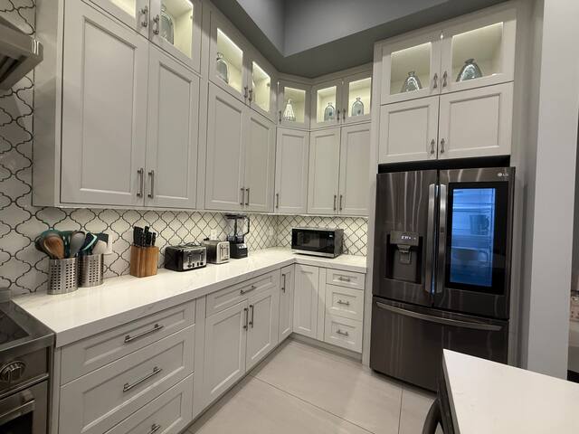 New Listing – Early Bird Deal 5BD/4BA Upscale Home gallery image 2