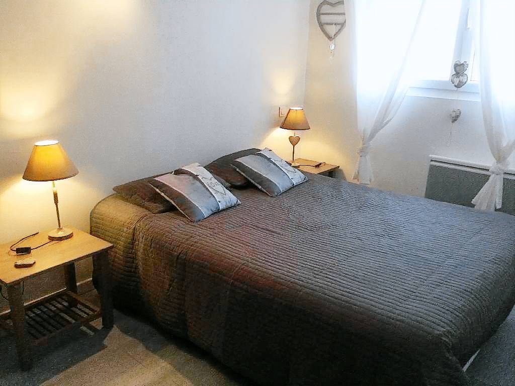 Hoofdslaapkamer, met een tweepersoonsbed. 