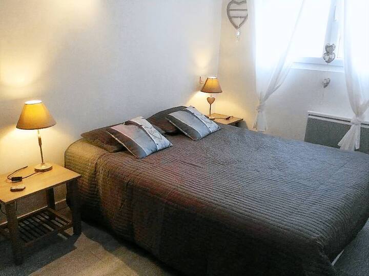 Chumba kikubwa cha kulala, chenye kitanda cha watu wawili. 