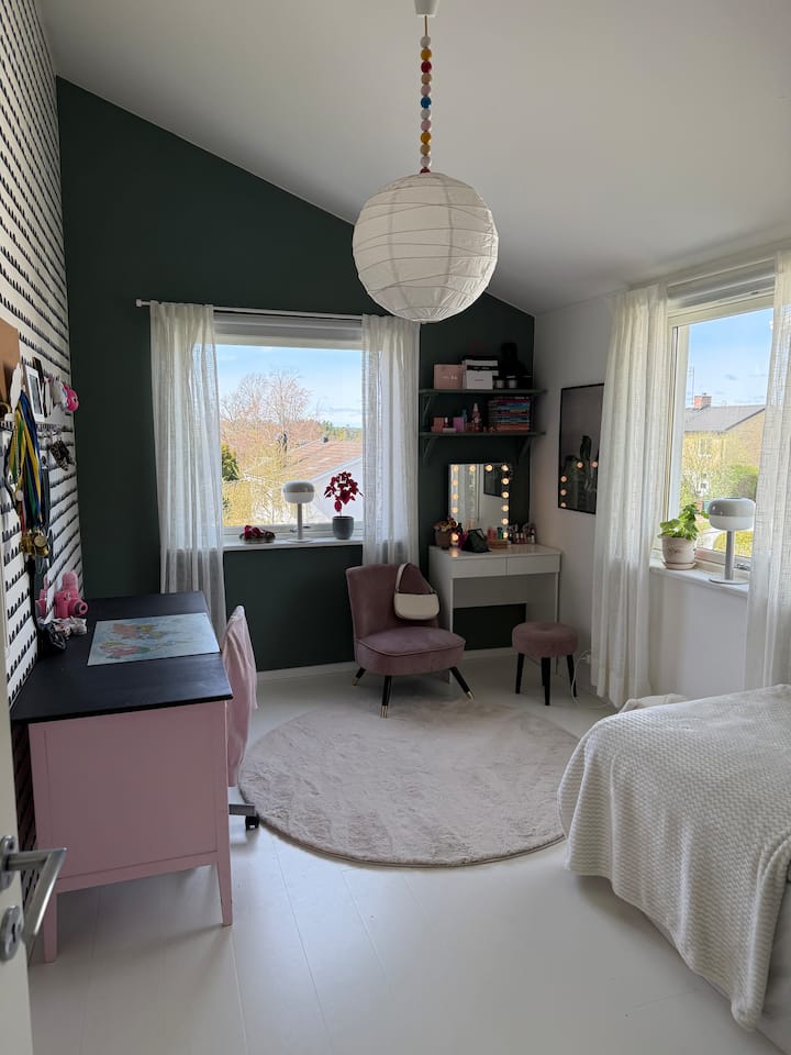 ห้องนอนพร้อมเตียงขนาด 1 x 90 ซม. สามารถเพิ่มที่นอนบนพื้นที่อยู่ในครัวเรือนได้