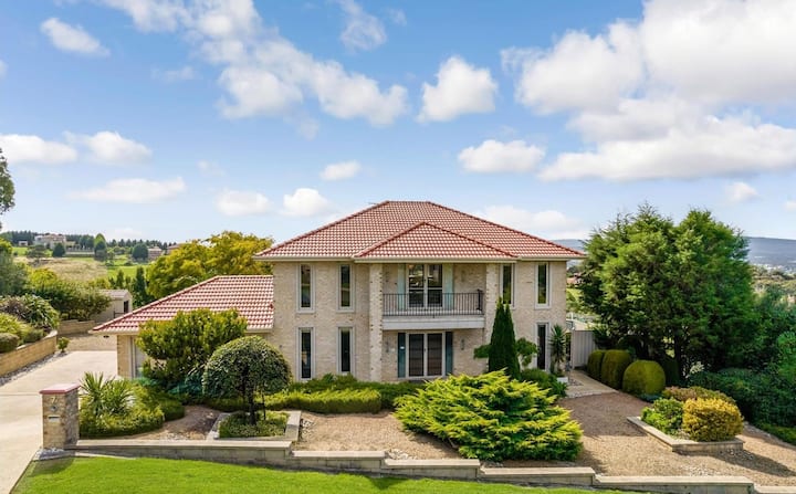 Scenic Valley Stay on 10 Acres With Wildlife