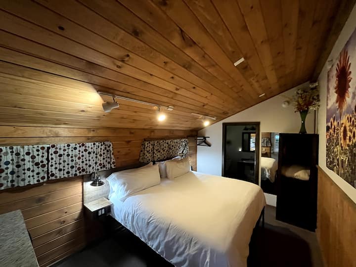 Abode Well King studio private entrance & bath Apartments for Rent