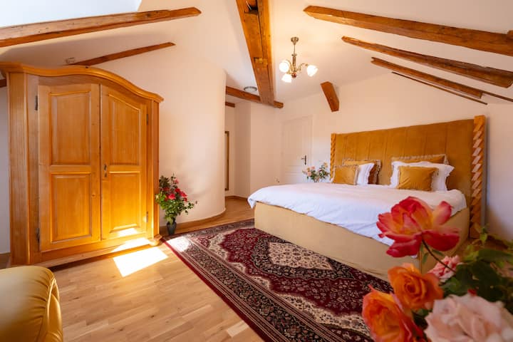 豪华度假木屋（Chalet Deluxe）提供质朴优雅的现代风格——黄色天鹅绒加大双人床、温暖的木质装饰和令人惊叹的地浴缸，为您带来水疗般的体验。 这是一个将度假木屋的魅力与高档舒适融为一体的度假胜地。