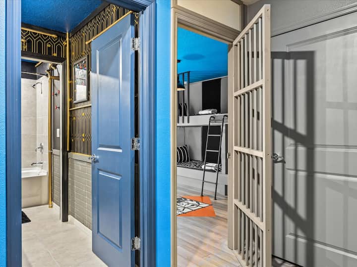 Zabava iza zatvorskih vrata – prepoznatljiva zatvorska vrata iz igre Monopoly otvaraju se u veselu prostoriju s krevetima na kat, koja je omiljeno mjesto za fotografiranje među gostima, a posebno je popularna među djecom.