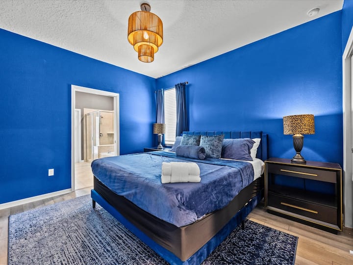 Bold Blue King Suite – prostrana spavaća soba s kraljevsko plavim naglašavanjem zida, elegantnom rasvjetom i mekim posteljinom za miran san nakon napornog dana.