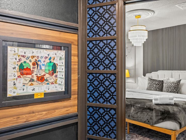 Tematski zidni umjetnički prikaz – uokvirena igra Monopoly postavljena u prilagođeni drveni okvir za dizajnerski komad koji privlači pažnju.