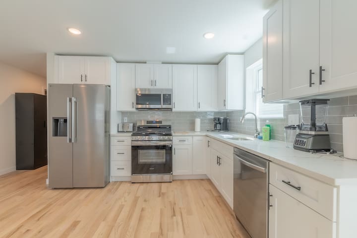 Modern House 10 beds+4bath, Sleeps 16, by Airport gallery image 4