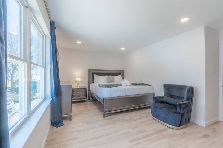 Modern House 10 beds+4bath, Sleeps 16, by Airport gallery image 3