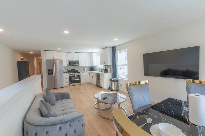 Modern House 10 beds+4bath, Sleeps 16, by Airport