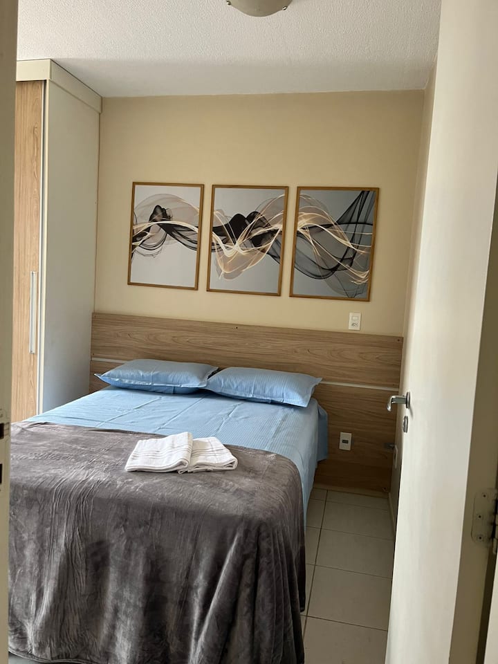 Suite con cama doble, aire acondicionado, armario con perchas, almohadas adicionales.