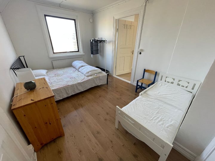 2. spavaća soba s bračnim krevetom i dječjim krevetićem