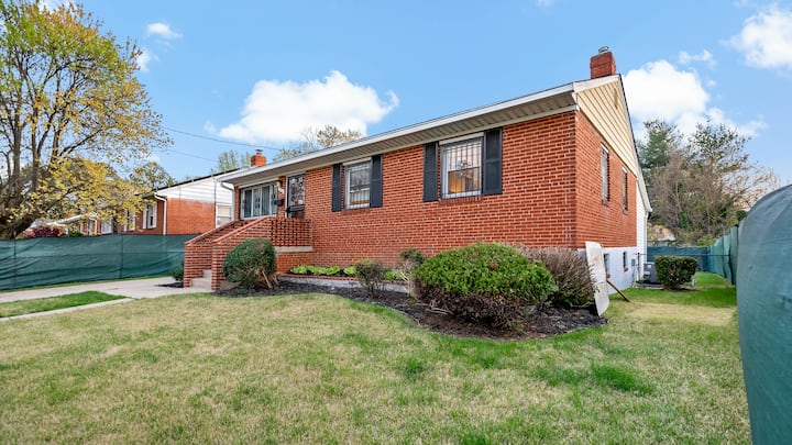 Live In The Burbs Like A King - Largo, MD