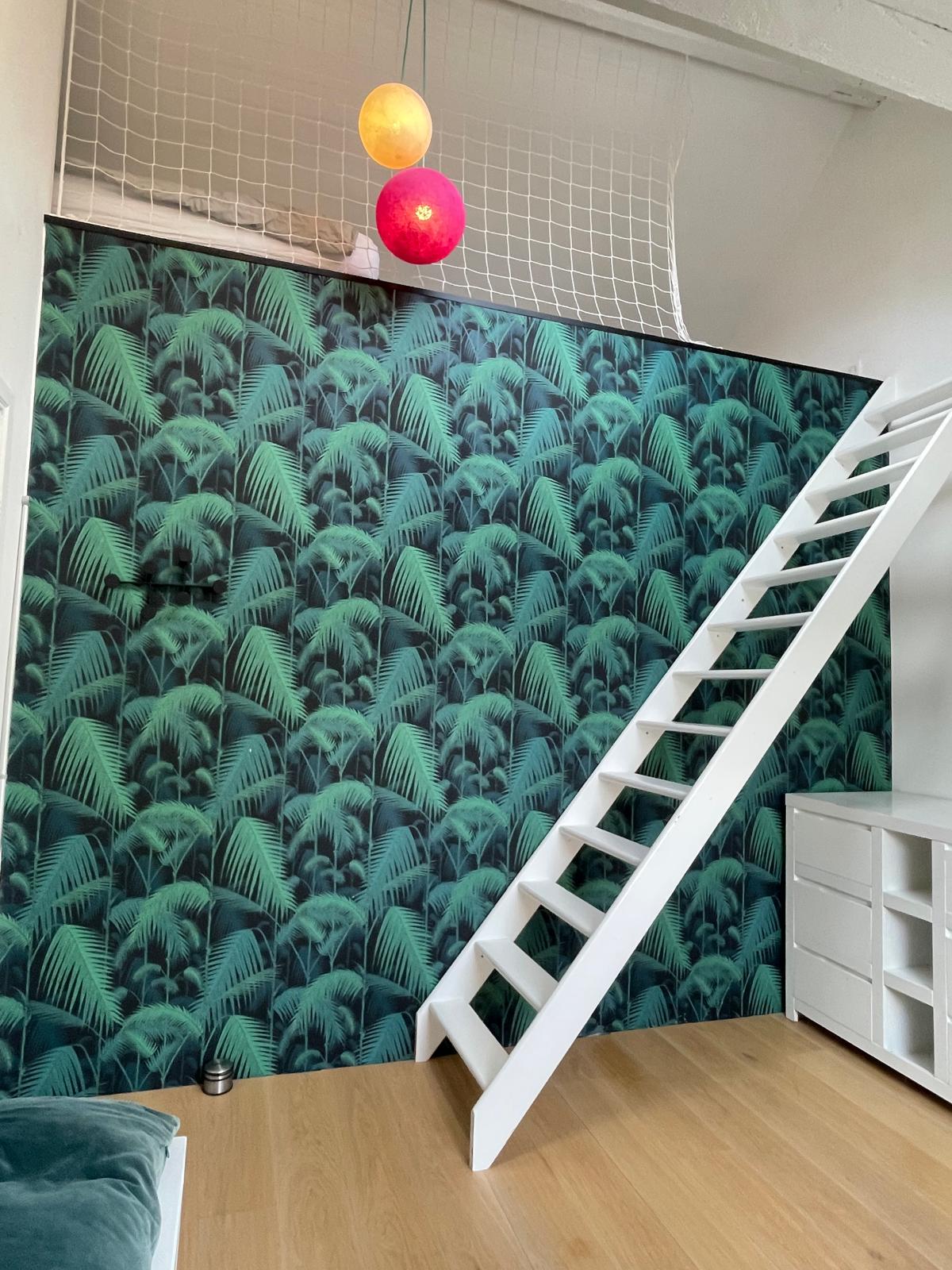 Во оваа спална соба на 2 кат, креветот се наоѓа на мезанинот. Совршено за тинејџер. 