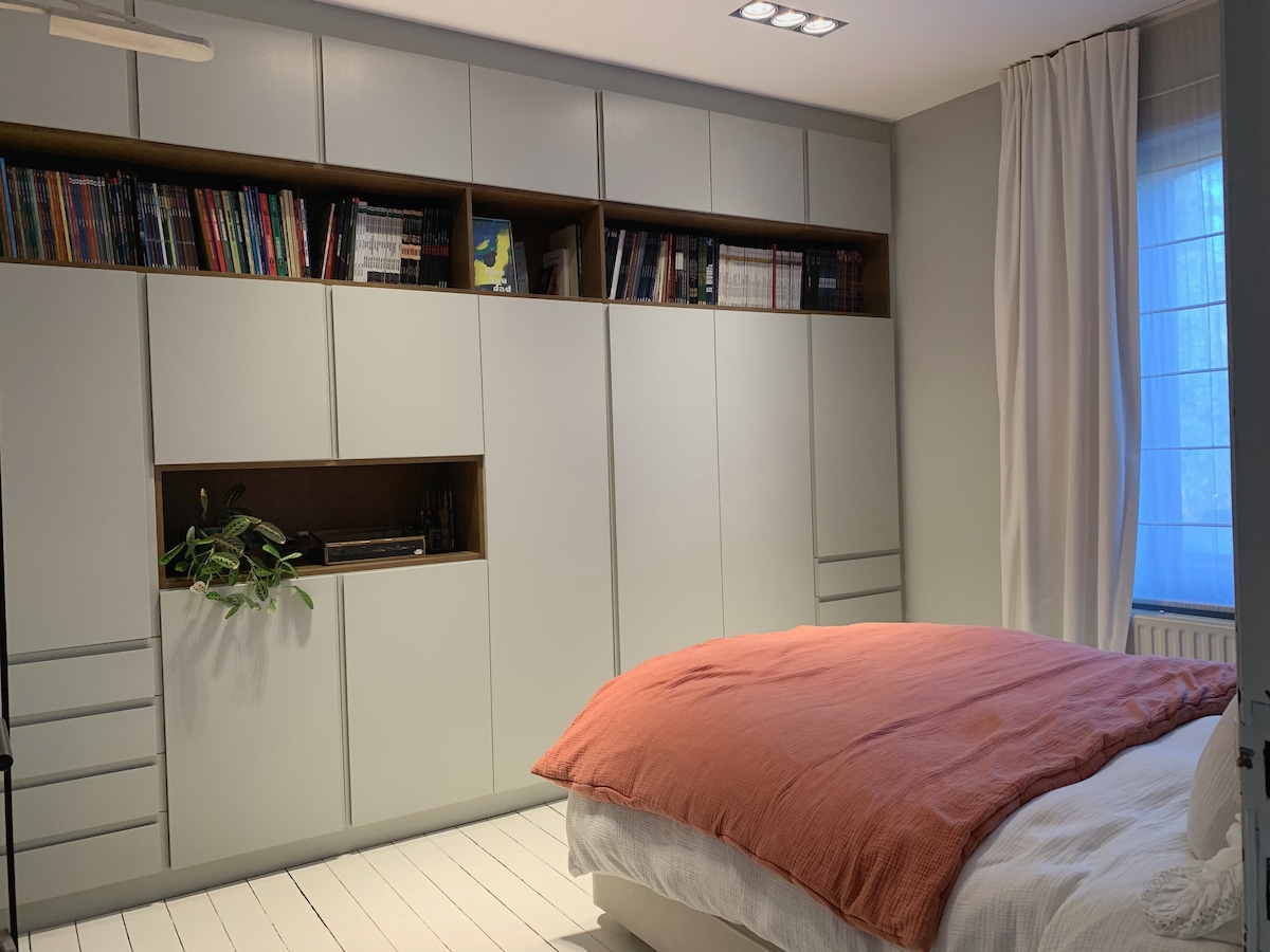 Двокреветна соба лоцирана на првиот кат. Креветот е 140x200cm.