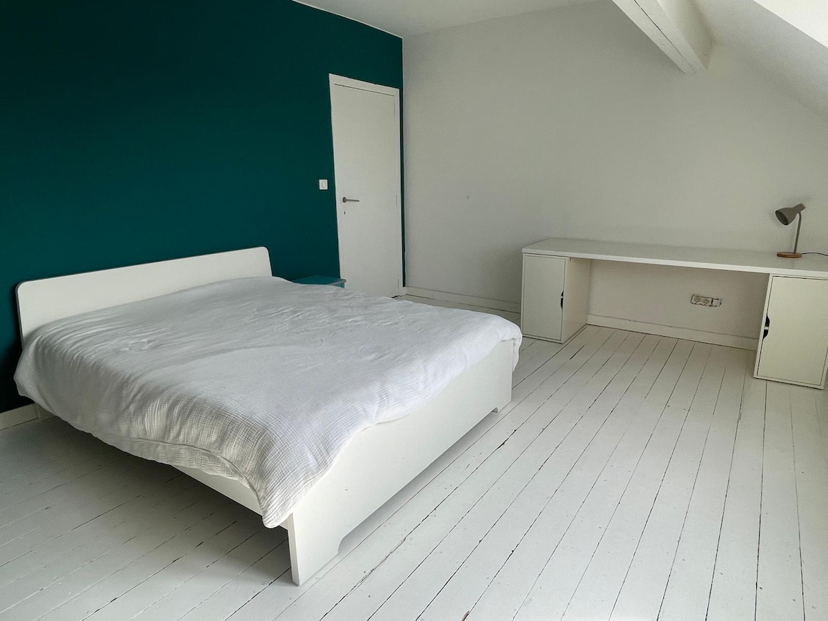 Двокреветна соба која се наоѓа на вториот кат. Креветот е 160x200cm. 