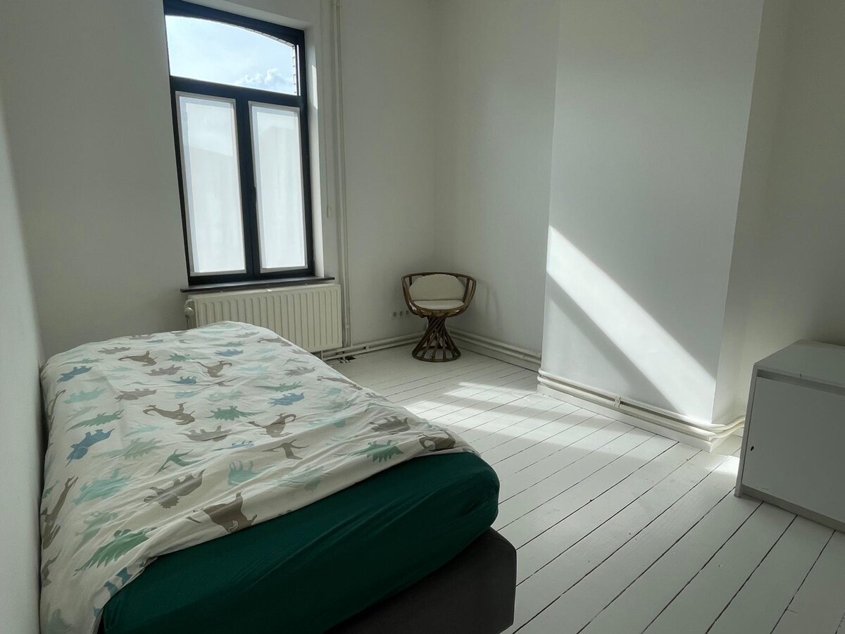 Спална соба со единечен кревет од 90 x 200 см, лоцирана на 1 кат