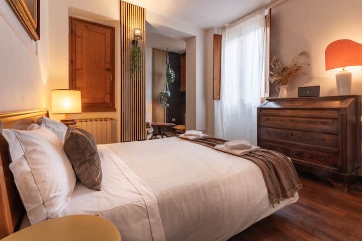 Sunlit Santa Croce 2br With Elevator Access - Florence