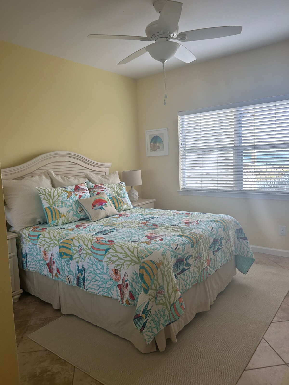 Основна спалня с изглед към водата и достъп до балкон 