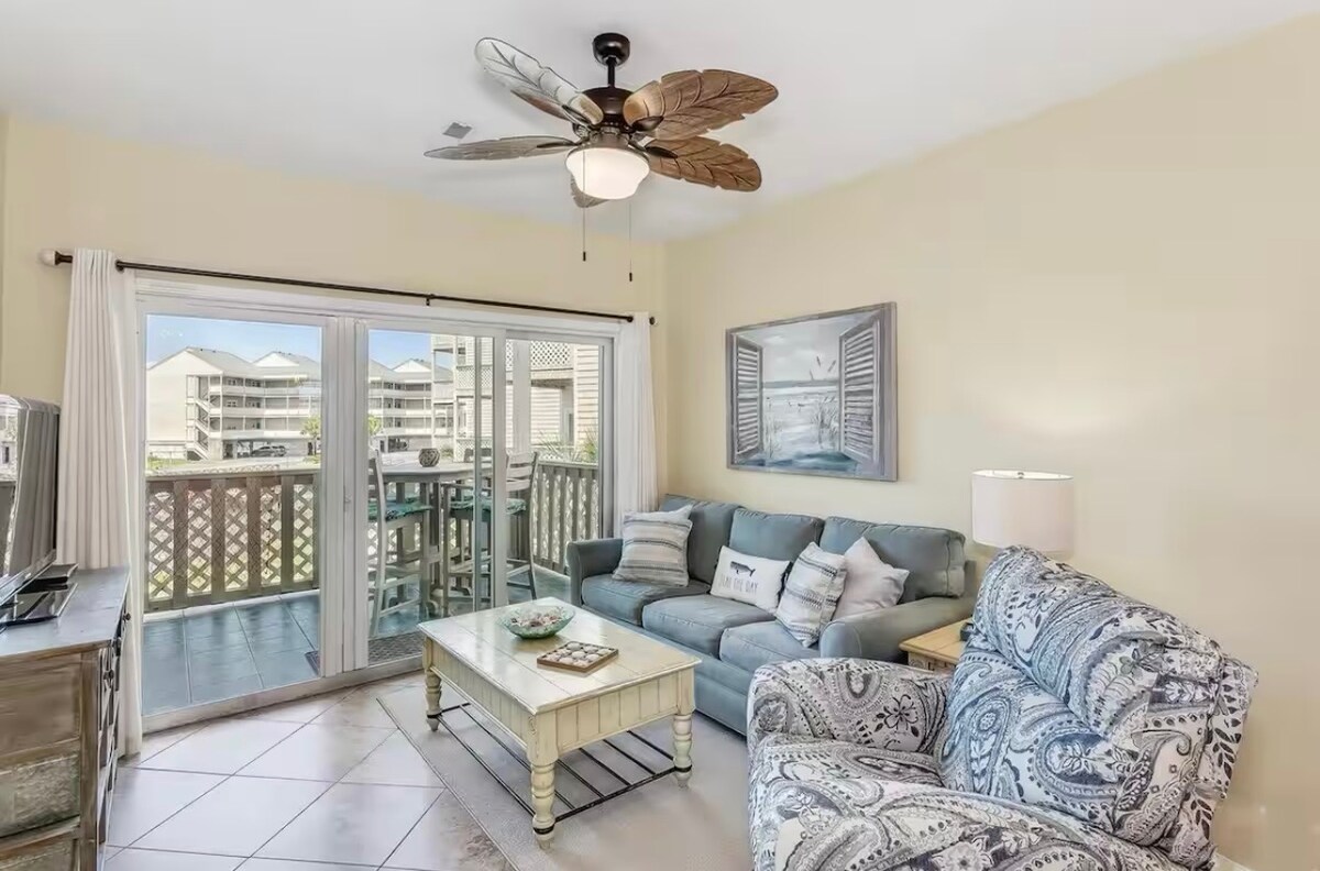 Бърлога с изглед към водата 