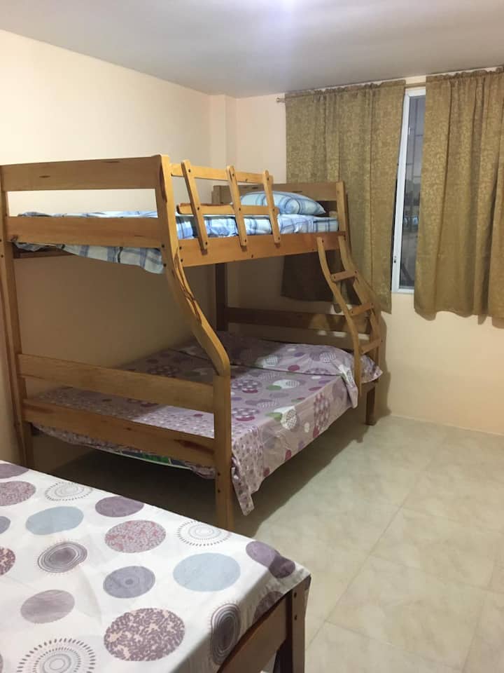 Chambre dans un appartement au dernier étage, minimum 4 personnes, également avec climatisation