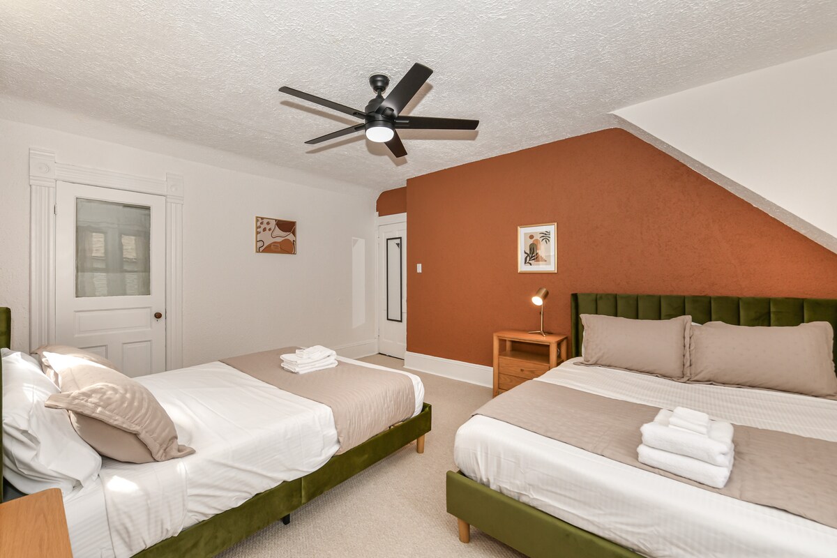 Plongez dans le confort de cette chambre élégante et cool, avec deux lits queen habillés d'un triple drap impeccable de style hôtelier pour un confort ultime. Un dressing spacieux offre un grand rangement.