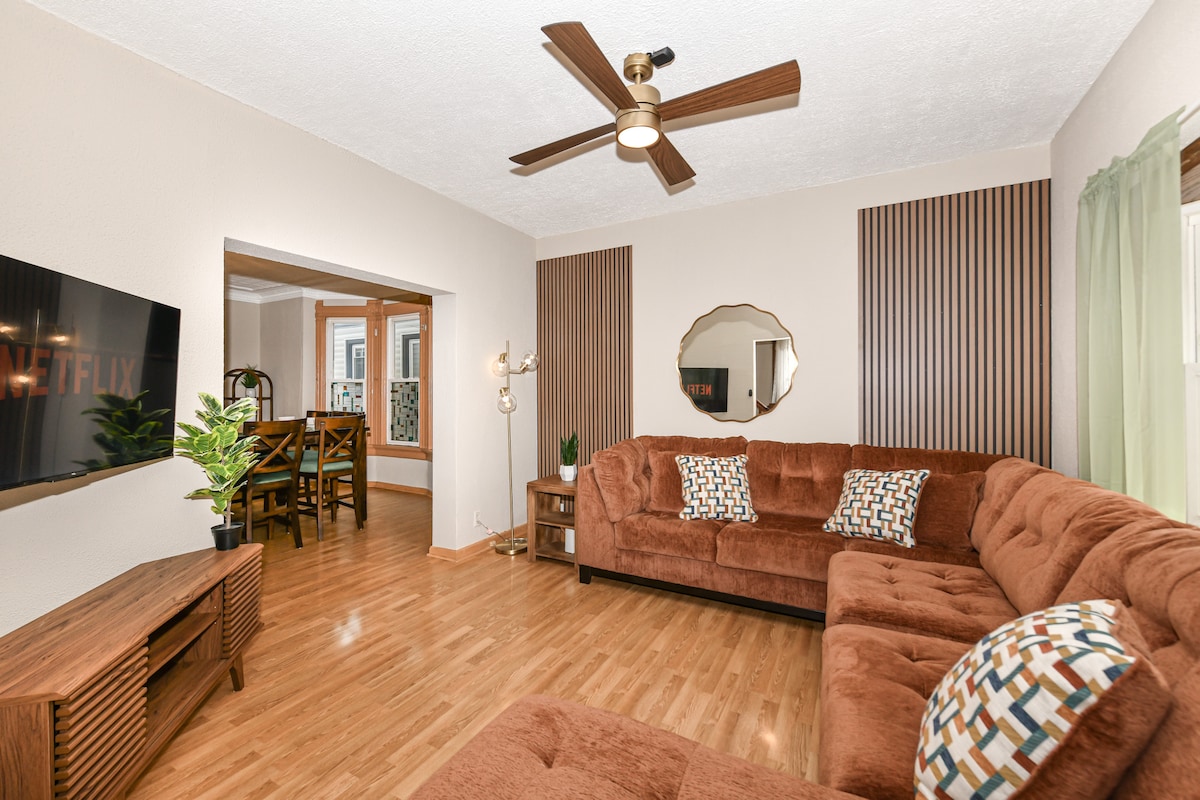 Entrez dans une retraite groovy où de riches panneaux de bois vous embrassent dans la chaleur, établissant une scène élégante pour se reposer.