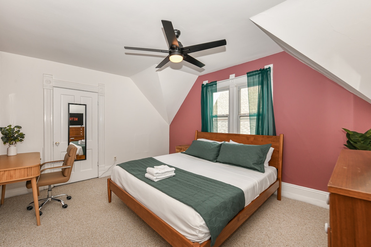 Retraite dans la chambre de maître spacieuse, avec un lit king size luxueux pour une détente ultime. Un poste de travail dédié avec un bureau confortable s'adresse à ceux qui ont besoin de rester connectés.