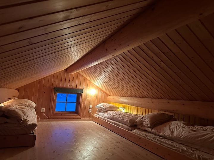 Potkrovlje, nisko ispod stropa