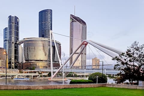 RiverView Central Brisbane 2BR Apartment w/Parking