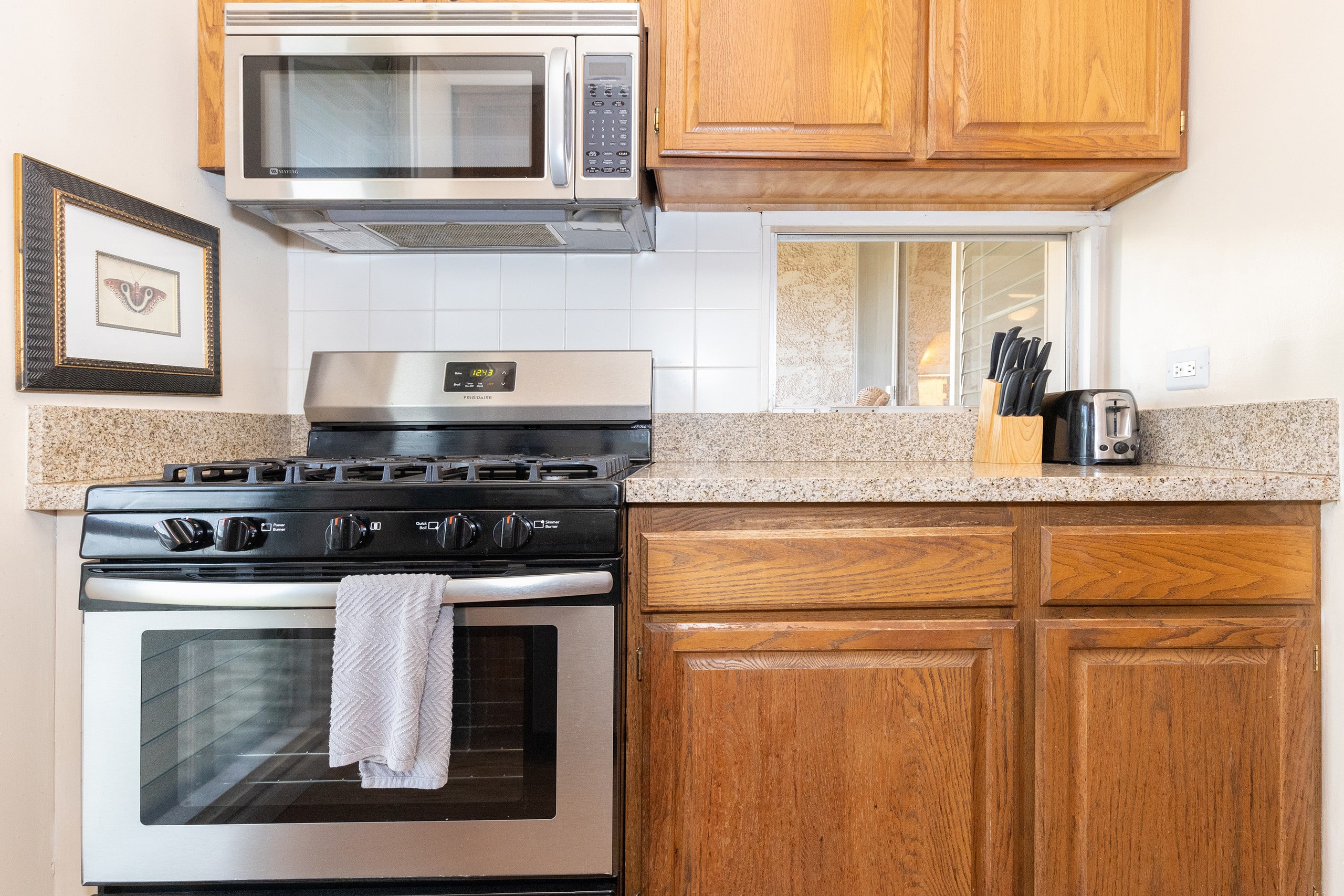 2 Bedroom Condo 2 Blocks To Charley Young Beach - Image 5