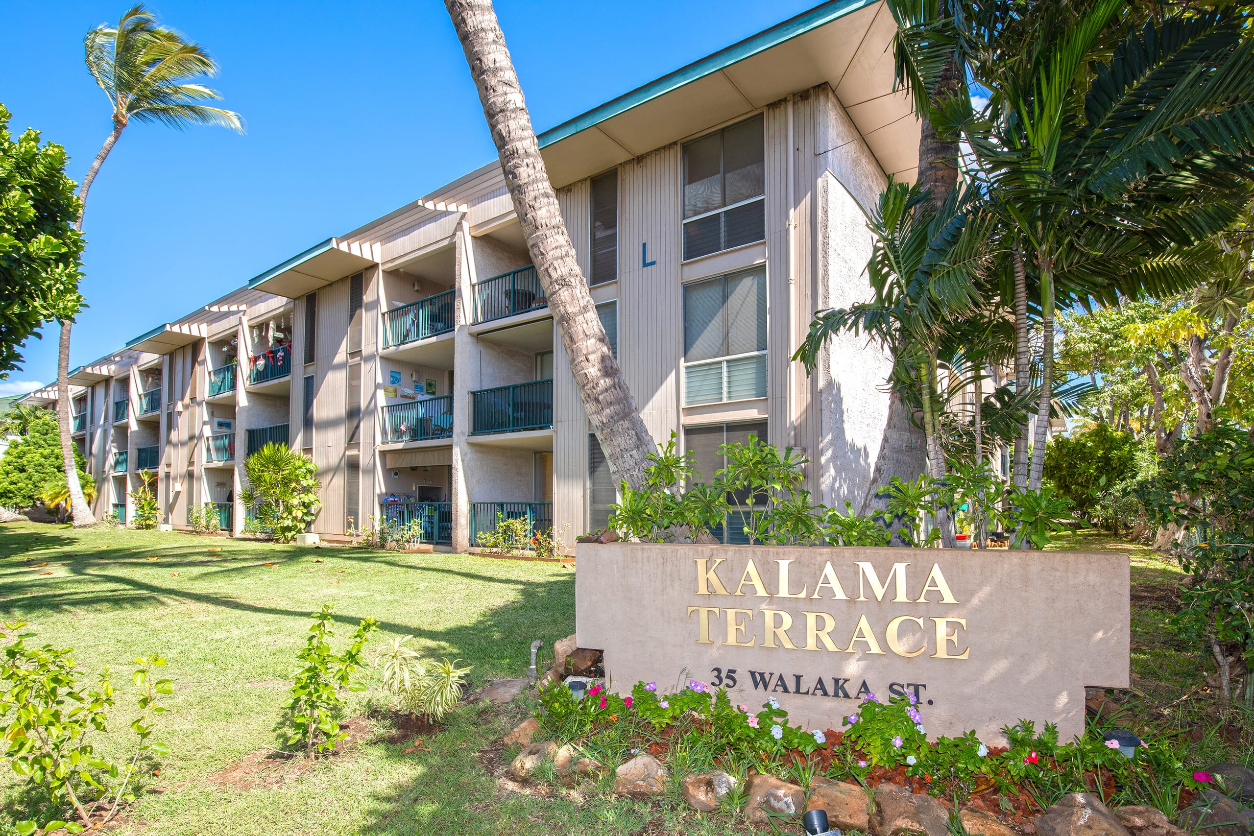2 Bedroom Condo 2 Blocks To Charley Young Beach - Image 12