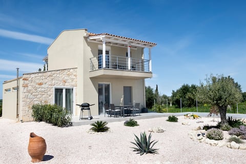 White Lotus Jacuzzi Villa, Afitos #FeelsLikeHome