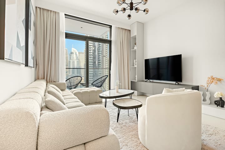 Дневна соба: прекрасниот поглед кон хоризонтот го надополнува шик дизајнот и плишаните места за седење за целосна релаксација!